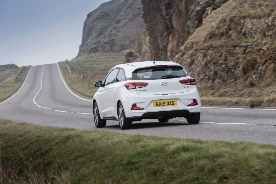  Hyundai i20 Coupe 2015 года  (UK) (фото 15 из 30)